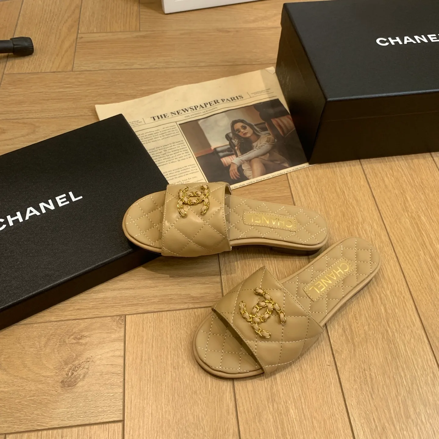 👟👟Ex-factory price 500👟👟 🍀Chanel Xiaoxiang 25ss new lazy double C-buckle slippers. Versatile, slimming and elegant slippers. A slipper with great appearance. It looks great with any combination! Lazy slippers are worth recommending. Calfskin upper, mixed sheepskin lining, Italian genuine leather outsole. Size: 35-41 (40 and 41 customized, non-refundable) 👉